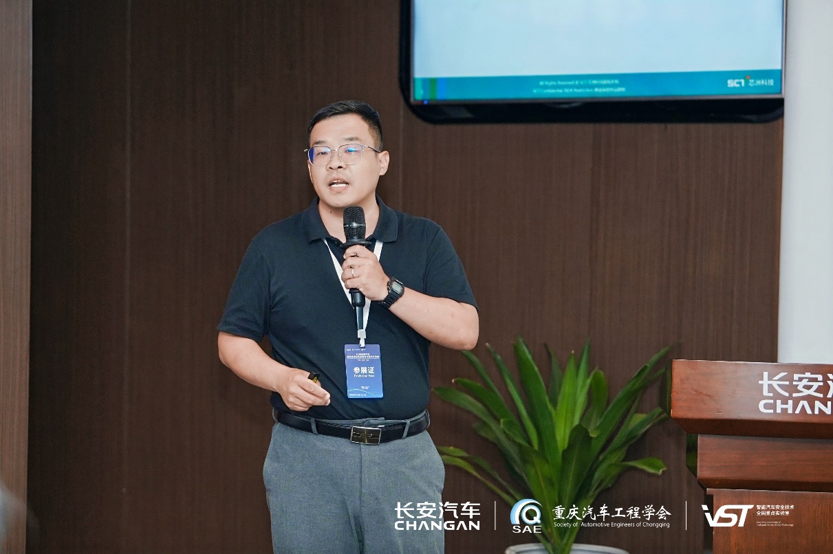 戴帽子的人在电视前AI 天生的内容可能不准确。。。